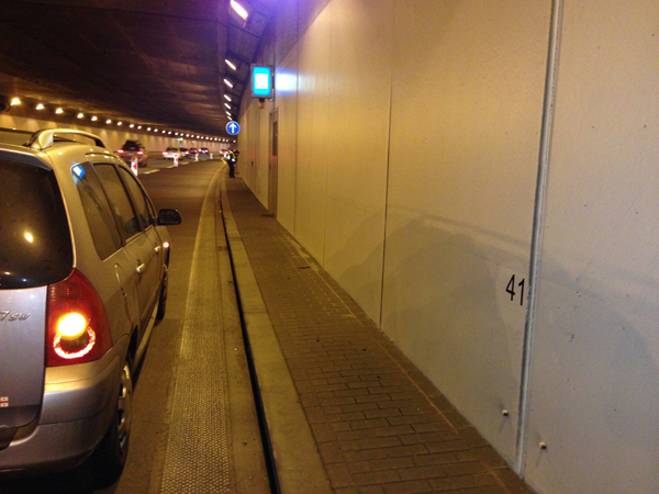Beschriftung im Flughafentunnel